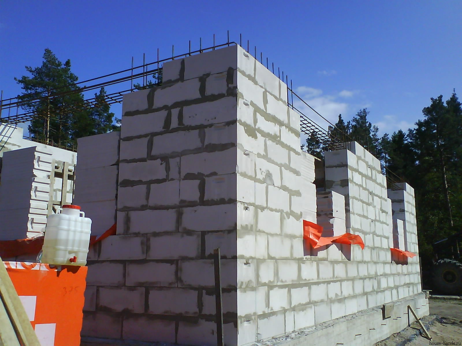 Чем утеплить дом из газобетона