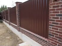 Забор из профнастила и кирпича