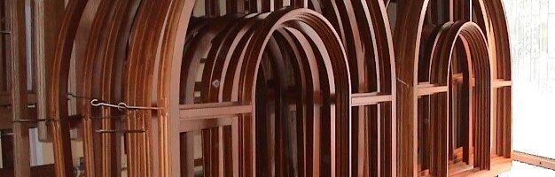 Разновидности арочных окон из древесины