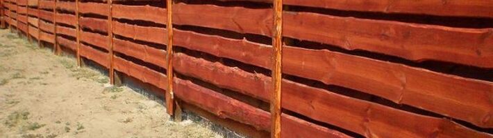 Забор из необрезных досок в ландшафтном дизайне: деревенский шарм и природная красота